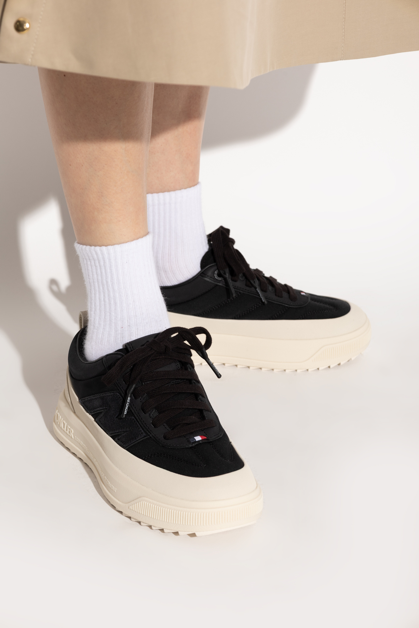 スニーカー MONCLER Woman Sneakers White K109B4M00160M4496 001 Black Sports shoes with logo Moncler - Vitkac Canada